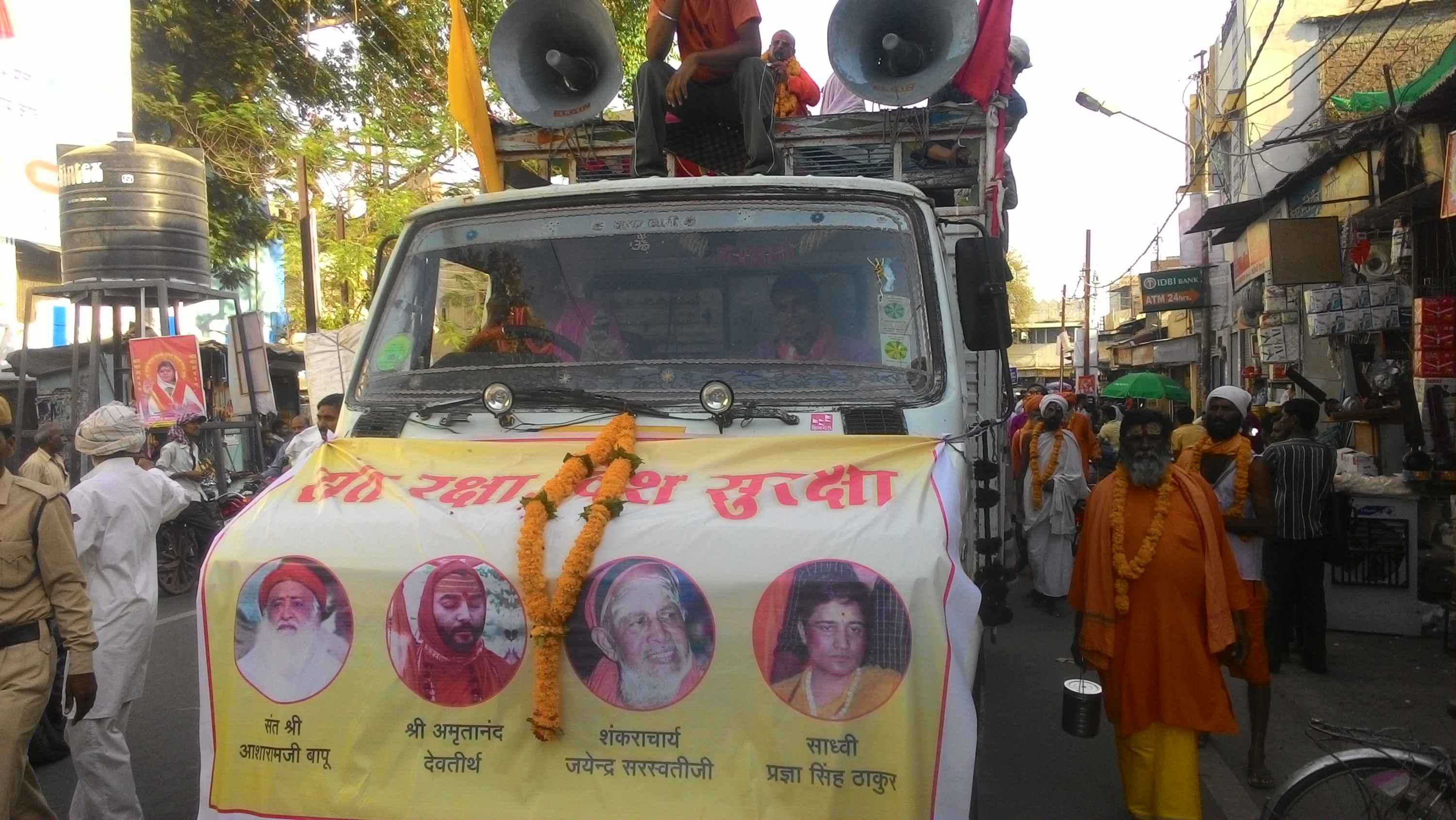 'संतोंकी रक्षा देश की रक्षा' फलक लगाया हुआ एक वाहन