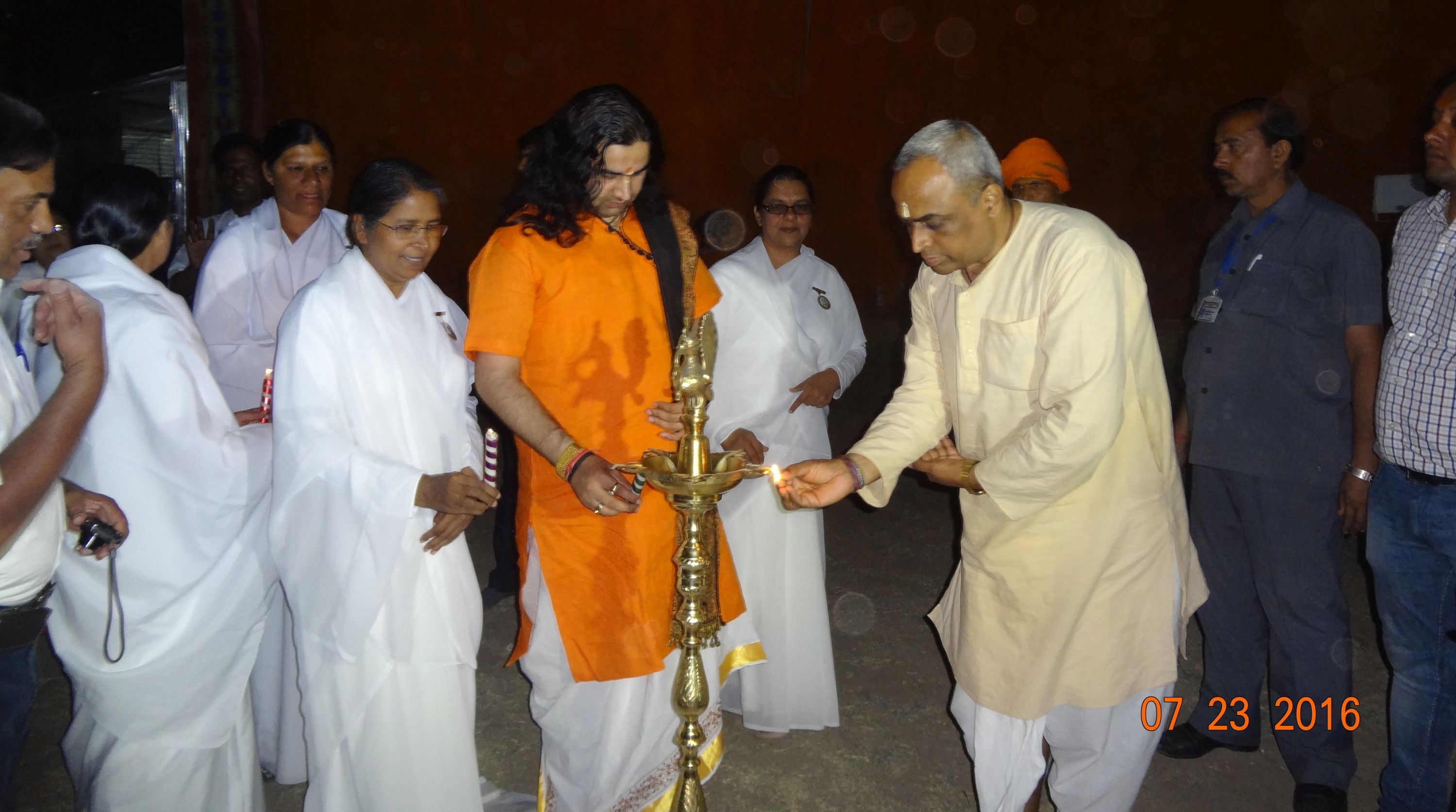 व्यासपीठ पर दीपप्रज्वलन करते हुए हिंदू जनजागृति समिति के राष्ट्रीय मार्गदर्शक पू. डॉ. चारुदत्त पिंगळेजी साथ में भगवद्गीता कथावाचक पंडित देवकीनंद ठाकुरजी महाराज एवं अन्य मान्यवर