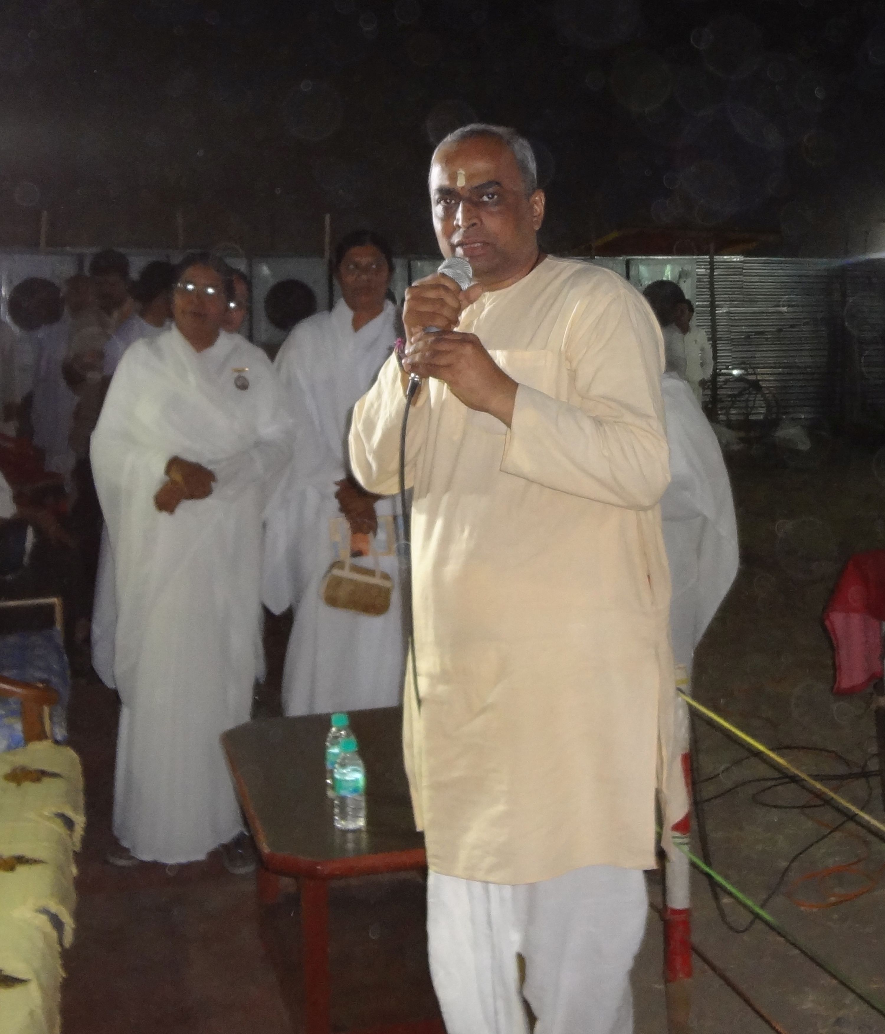 मार्गदर्शन करते हुए हिंदू जनजागृति समिति के राष्ट्रीय मार्गदर्शक पू. डॉ. चारुदत्त पिंगळेजी