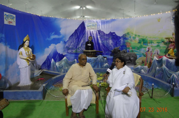वार्तालाप कार्यक्रम में, पू. डॉ. चारुदत्त पिंगळेजी से वार्तालाप करती हुई पू. डॉ. ब्रह्मकुमारी मंजू बहन