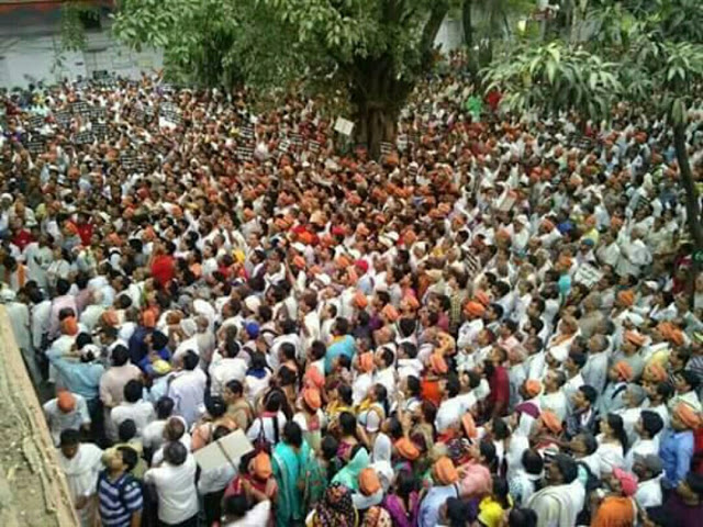 LATHICHARGEONMAHILA