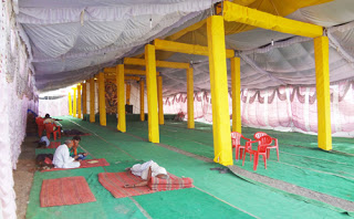 एक मंडप में श्रद्धालुओं की उपस्थिति न्यून दिखाई दे रही है !