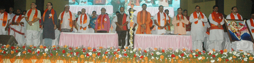 कश्मीर हेतु बलिदान करनेवाले सेना दल के जवानों को श्रद्धांजली अर्पण करते समय पूरे भारत के हिन्दूत्वनिष्ठ संगठनों के प्रतिनिधी