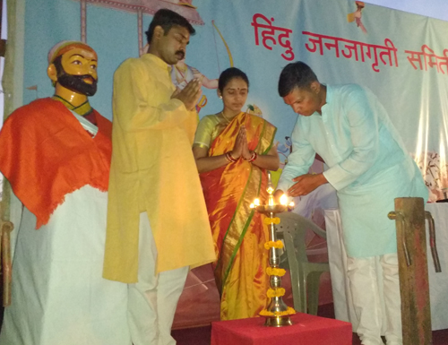 दीपप्रज्वलन करते हुए बाईं ओर से श्री. श्रेयस पिसोळकर, कु. रागेश्री देशपांडे तथा श्री. प्रशांत जुवेकर