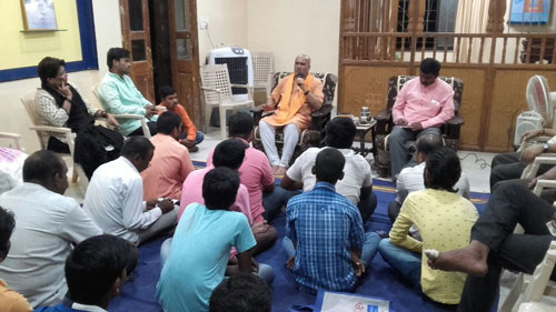हिन्दूत्वनिष्ठों को मार्गदर्शन करते हुए श्री. प्रमोद मुतालिक तथा उपस्थित हिन्दूत्वनिष्ठ