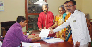 ज्ञापन प्रस्तुत करते हुए हिन्दूत्वनिष्ठ