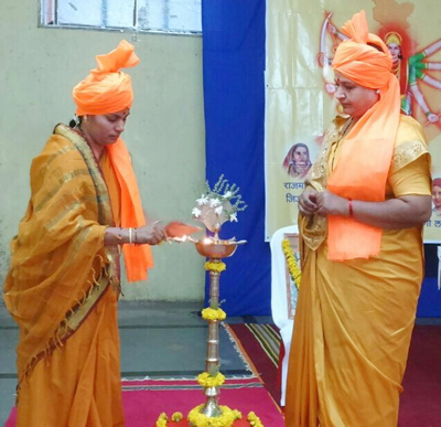 दीपप्रज्वलन करती हुई रणरागिणी शाखा की श्रीमती सुनीता दीक्षित एवं समिति की श्रीमती राजश्री तिवारी