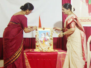 रानी लक्ष्मीबाई की प्रतिमा को पुष्पहार समर्पित करती हुई, बाईं ओर से श्रीमती विदुला हळदीपुरकर तथा श्रीमती संध्या दीक्षित