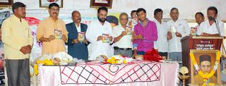 ध्वनिचित्र-चक्रिका का प्रकाशन करते हुए व्यासपीठ पर उपस्थित मान्यवर
