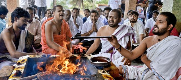 मंदिर में होम हवन करते हुए मंदिर का पुजारी वर्ग