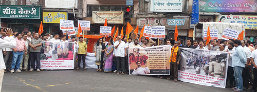 आंदोलन करते हुए शिवसैनिक