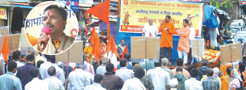 फेरी के समारोपन के समय संबोधित करते हुए बार्इं ओर से सर्वश्री पंडितराव विभूते, सुनील घनवट, मनोज खाड्ये एवं कड़ी में श्री. आनंदराव काशीद