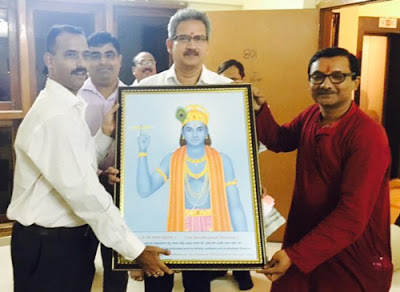 संसद सदस्य श्री. अनिल देसाई (मध्य में) को श्रीकृष्ण की प्रतिमा भेंट देते हुए श्री. केदार चित्रे (बाईं ओर) तथा वैद्य श्री. उदय धुरी (दाईं ओर)
