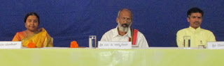 बार्इं ओर से श्रीमती सुमा मंजेश, अधिवक्ता श्री. अमृतेश एन.पी. एवं श्री. मोहन गौडा