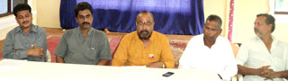 पत्रकार परिषद में, बाईं ओर से सर्वश्री संतोष महालसेकर, रवि राव, बी.जी. मोहन, दीनानाथ सारंग एवं सोमनाथ साळगांवकर