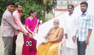 श्री मल्लय्या स्वामी को कन्नड साप्ताहिक सनातन प्रभात भेंट देते हुए सनातन की श्रीमती विदुला हळदीपूर, साधक एवं पतंजली योग समिति के कार्यकर्ता