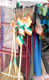 माड के झपट्टों की काडियों से बनाया झाडू उलटा रख कर उन पर बांधे गये राष्ट्रध्वज