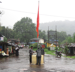 प्रशासनद्वारा रातोंरात हटाया गया यही भगवा ध्वज एवं चबूतरा !