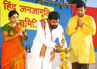 बाईं ओर से श्रीमती वैशाली कातकाडे, ह.भ.प. रामायणाचार्य रामकृष्ण महाराज सानप, सत्यगांवकर एवं श्री. प्रशांत जुवेकर