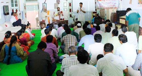 मेले में उपस्थित धर्माभिमानी