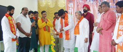 दीपप्रज्वलन करते हुए हिंदुत्वनिष्ठ : बाईं ओर से शिवसेना के श्री. अर्जुन यादव, शिवसेना के कर्नूल जिलाध्यक्ष श्री. प्रकाश रेड्डी, अधिवक्ता श्री. विष्णुशंकर जैन, श्री. रमेश शिंदे, अधिवक्ता श्री. गंगाधर गौड, श्री. टी.एन्. मुरारी, श्री. तपन घोष, गुरु सत्ता संघटन के श्री. रुद्र वर्मा, श्री. मुरली मनोहर शर्मा, श्री. अनिल धीर एवं श्री. गोपी किशन गौड