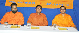 व्यासपीठ पर बाईं ओर से श्री. संभाजी भोकरे, श्री. अमोल कुलकर्णी एवं श्री. किरण दुसे