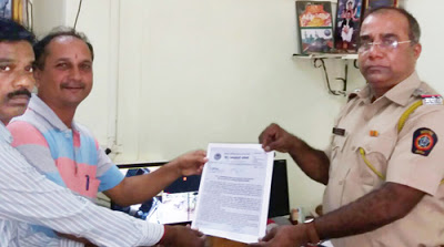 पुलिस निरीक्षक श्री. अनिल गाडे को ज्ञापन प्रस्तुत करते हुए राष्ट्राभिमानी