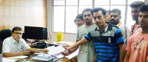 जिलाधिकारी डॉ. कलशेट्टी को निवेदन देते हुए गणेशोत्सव मंडल के पदाधिकारी