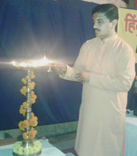 दीपप्रज्वलन करते हुए अधिवक्ता श्री. नीलेश सांगोलकर