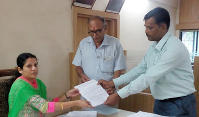 सहायक तहसिलदार श्रीमती कल्याणी कदम (बार्इं ओर) को ज्ञापन देते हुए समिति के कार्यकर्ता