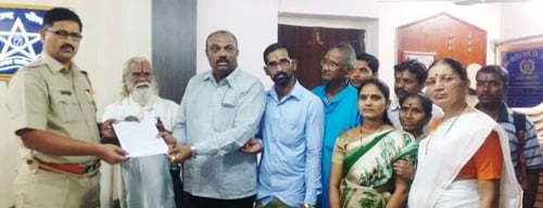 वरिष्ठ पुलिस अधिकारी श्री. अशोक जगदाळे (बार्इं ओर) को ज्ञापन प्रस्तुत करते हुए हिंदुत्वनिष्ठ