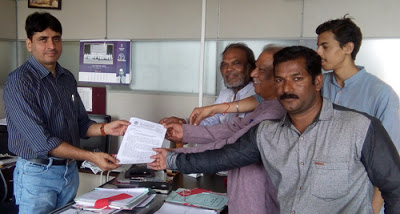 उपजिलाधिकारी श्री. राजेंद्र मुठे को ज्ञापन प्रस्तुत करते हुए कार्यकर्ता