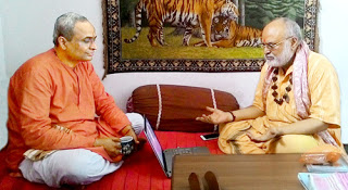 पू. डॉ. चारुदत्त पिंगळेजी (बाईं ओर) तथा पू. स्वामी सर्वानंद सरस्वतीजी