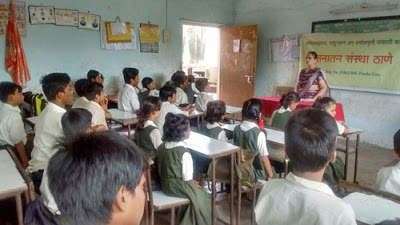 छात्रों को मार्गदर्शन करती हुई हिन्दू जनजागृति समिति की श्रीमती जैस्वाल