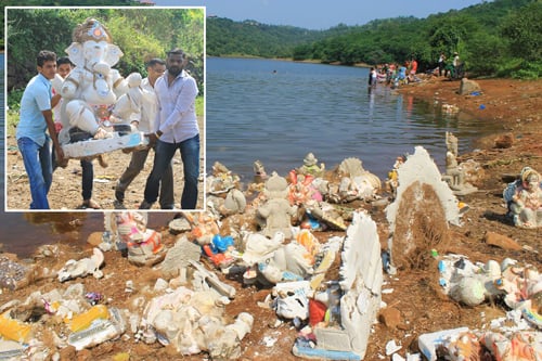 तालाब के बाहर निकालकर रखी हुई गणेशमूर्तियां एवं उनका विधिवत विसर्जन करते हुए कार्यकर्ता