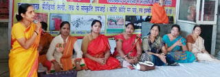 नारी संसद को संबोधित करती हुई हिन्दू जनजागृति समिति की श्रीमती क्षिप्रा जुवेकर एवं व्यासपीठ पर हिन्दुत्वनिष्ठ संगठनों की महिला पदाधिकारी