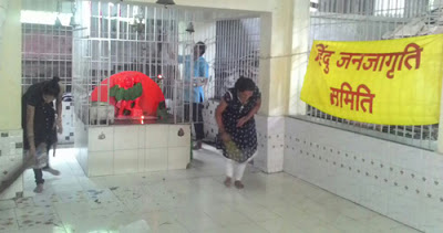 मंदिर की स्वच्छता करते हुए हिंदु जनजागृती समिति के कार्यकर्ता
