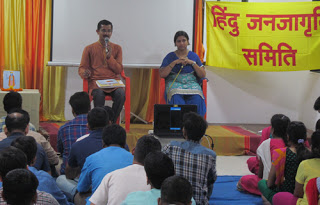 मार्गदर्शन करते हुए श्री. सागर चोपदार, साथ में श्रीमती नेहाली शिंपी