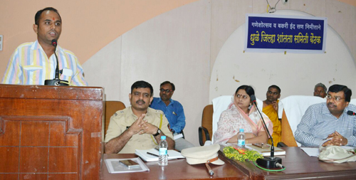 बैठक में, बाईं ओर से समिति का विषय प्रस्तुत करते हुए श्री. पंकज बागुल, अप्पर अधीक्षक श्री. चंद्रकांत गवळी, महापौर श्रीमती कल्पना महाले एवं जिलाधिकारी श्री. दिलीप पांढरपट्टे
