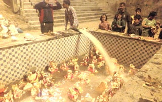 थेरगाव घाट में कृत्रिम कुंड में गणेशमूर्तियों को रखने पर इस प्रकार से पानी छोड कर गणेशमूर्तियों का विसर्जन किया गया !