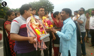 श्रद्धालुओं का प्रबोधन करते हुए समिति के कार्यकर्ता