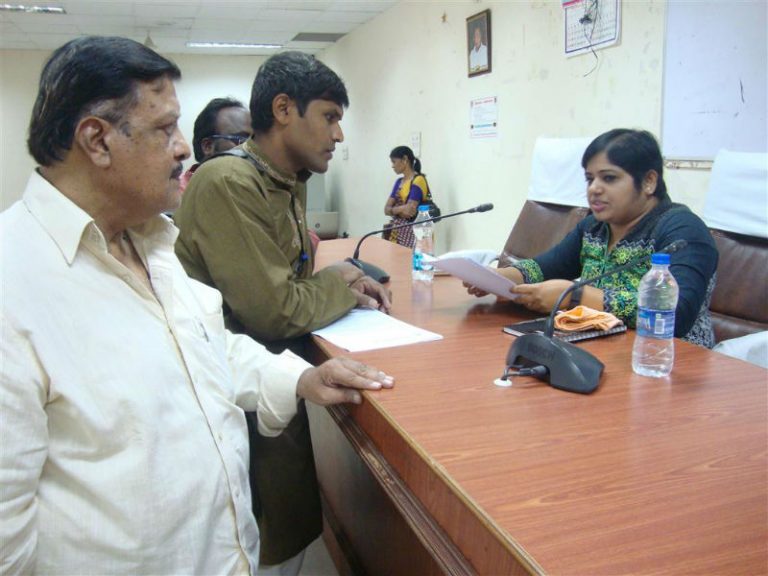 डावीकडून श्री. नागपाल, श्री. चंद्र मोगेर आणि सहजिल्हाधिकारी भारती होल्लीकर