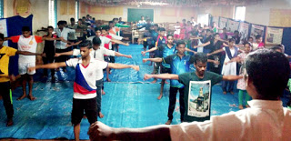प्रशिक्षण शिविर में सम्मिलित युवक तथा युवतियां