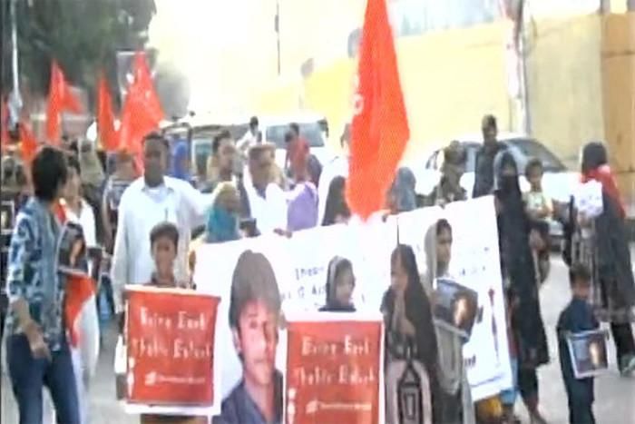 विरोध में संगठन के सैंकड़ों कार्यकर्ता कराची की सड़कों पर हाथ में भगवा झंडे थामे उतरे और सरकार के खिलाफ नारेबाजी की। कराची के इस प्रदर्शन में महिलाएं और बच्चे भी शामिल थे।