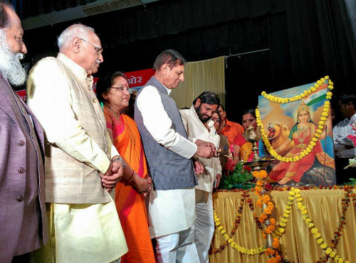 दीपप्रज्वलन करते हुए श्री. हुकूमसिंह एवं अन्य मान्यवर