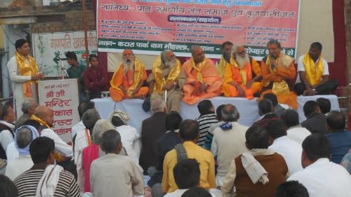चतु: संप्रदाय के अध्यक्ष फूलडोल बिहारी दास महाराज ने फिल्म के डायरेक्टर की जीभ काट कर लाने वाले को एक करोड़ रुपये का इनाम देने का एलान किया है !