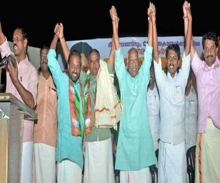 ‘हिंदू ऐक्य वेदी’ के पूर्व प्रांत सचिव पी पद्मकुमार संघ के साथ अपने चार दशक लंबे संबंध को तोड़कर २७ नवंबर को माकपा में शामिल होने गए थे !