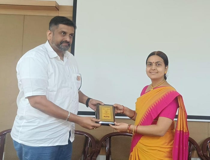 Mr Shailesh Manohar, President of ‘Laghu Udyog Bharati, Pune felicitating Ms. Kranti Petkar (left)
