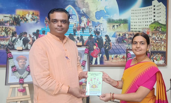 Ms. Kranti Petkar presenting the ‘Halal Jihad’ book to Mr Tushar Kulkarni