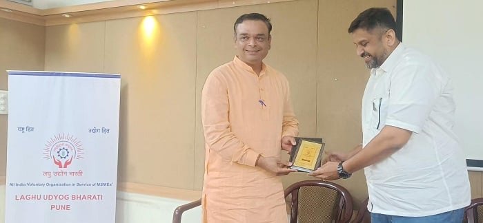 (Left) Mr Shailesh Manohar felicitating Mr Tushar Kulkarni